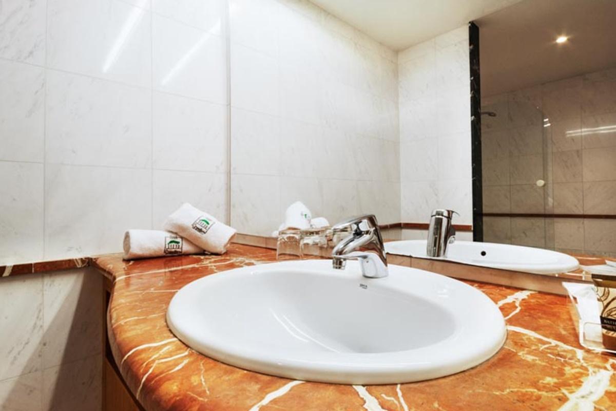 Hotel Granollers Ngoại thất bức ảnh